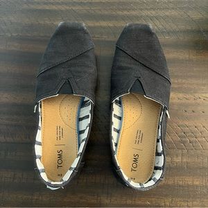 Tom’s Slip On Flats Size 8